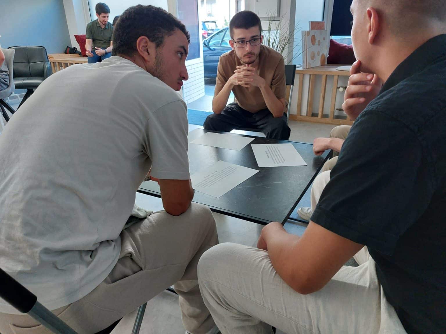 drei jungs tauschen sich untereinander aus
